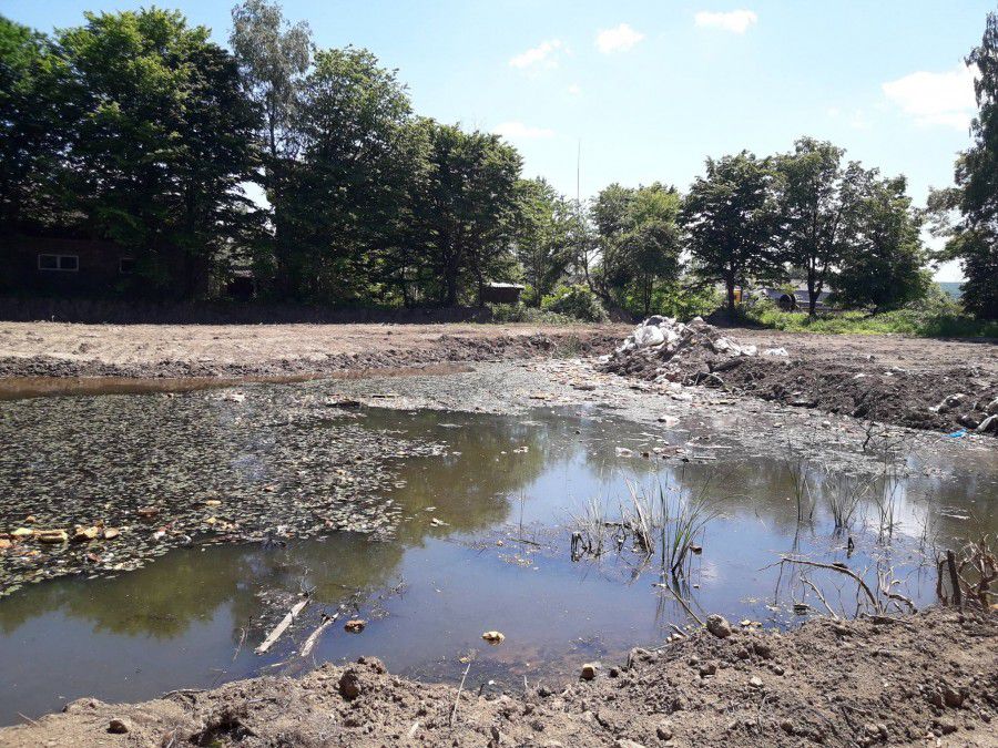 Місцеві жителі схилюяться до думки, що таким чином готують  площадку під чергову забудову