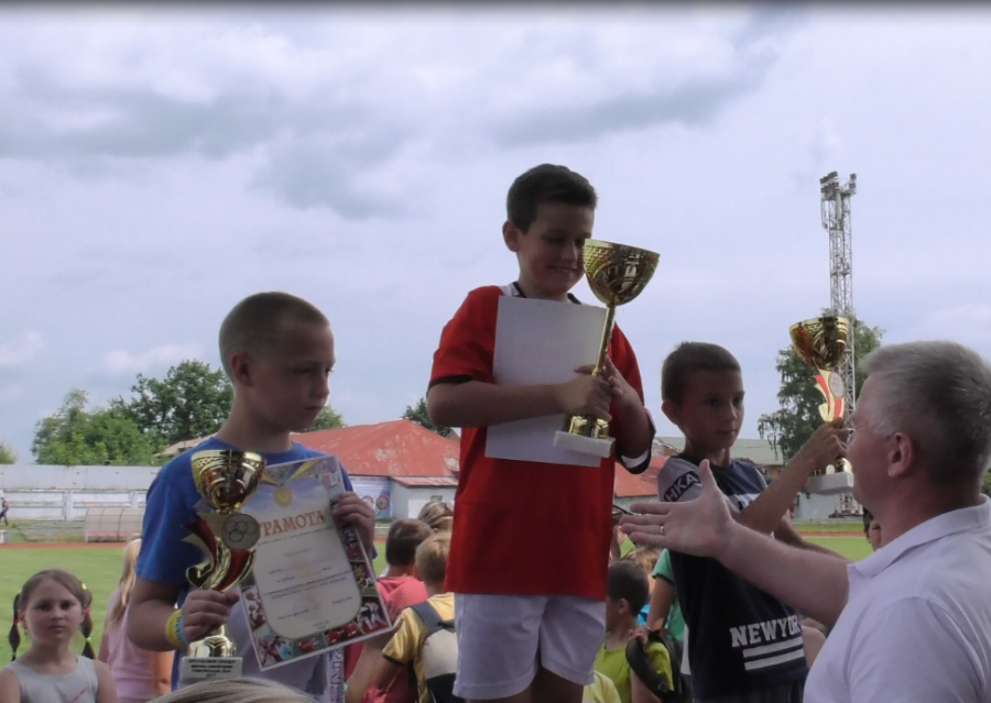 Школярі сьогодні змагалися з усіх сил, але кубки дісталися найспритнішим 