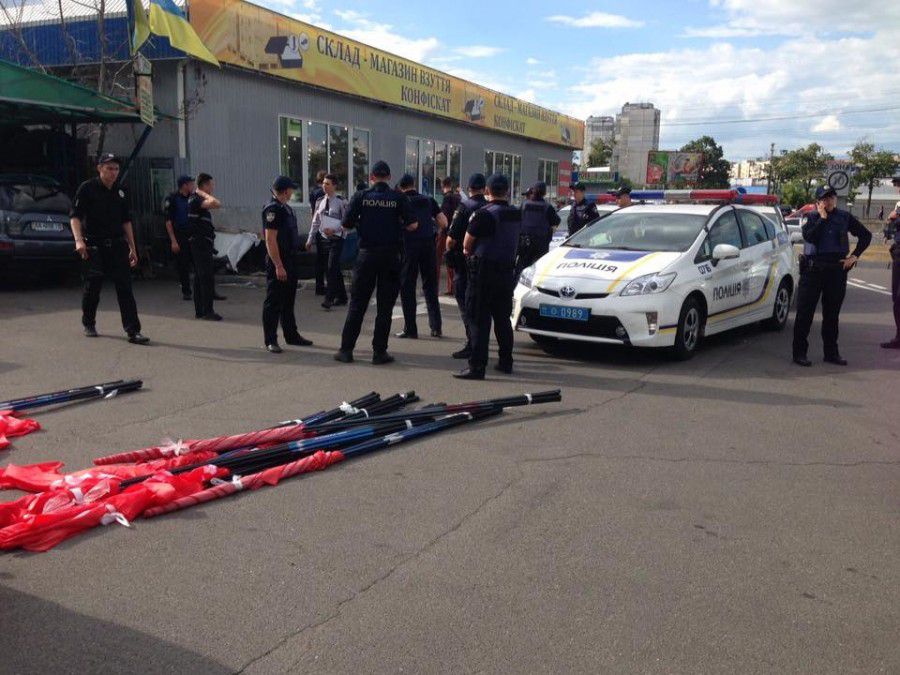  Як видно по прапорах протестуючих, акцію влаштував "Соціалістичний конгрес молоді" | Фото: obozrevatel.com