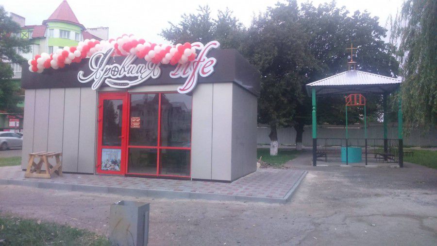 Зазначається, що увесь сквер позаду цього МАФу буде тотально вирізаний і перетворений у парковку | Фото: Калуш Урбаністи