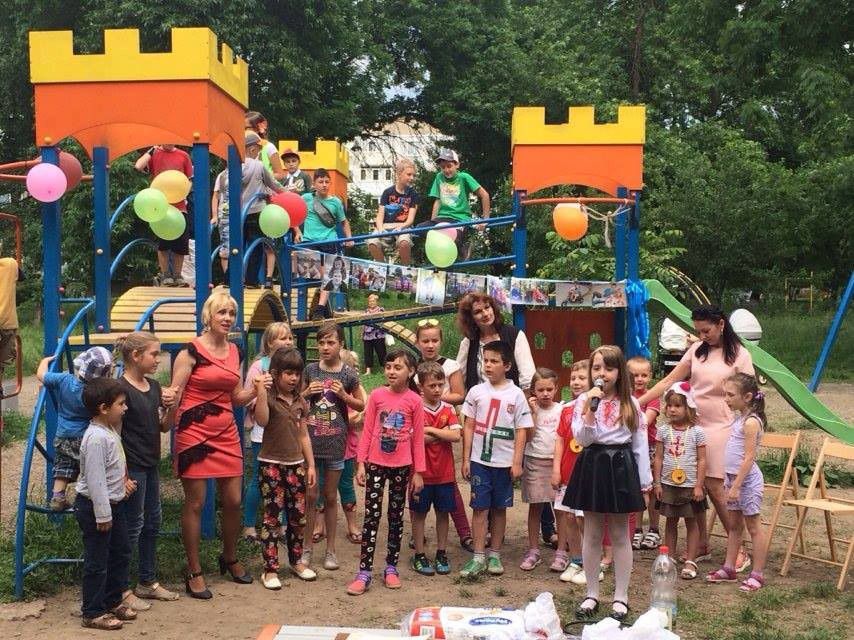 Присутні на відзначенні Дня батька у сквері молодих мам на вулиці Пушкіна отримали подарунки та приємні емоції