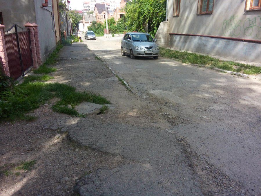 Дорога &mdash; в аварійному стані, тротуари відсутні взагалі
