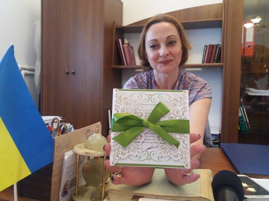 Такими листівками від міського голови вітають усіх молодят  | Фото: "ВІкна" 