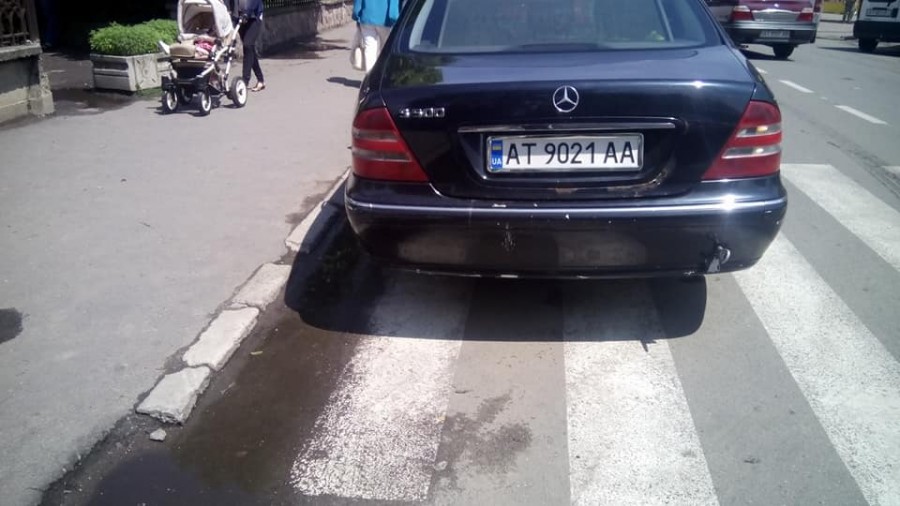 Водії не зважають на "зебру", яка встановлена біля ЗОШ №3, відразу біля міського ринку