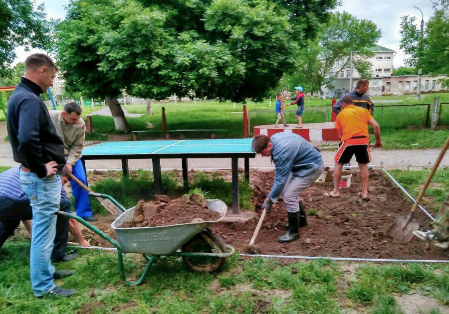 Благоустроєм свого двора мешканці займаються самотужки | Фото: Volodya Delehach