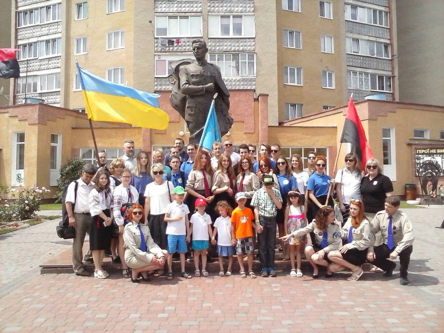 Завершилася організаційна збірка урочистим виконанням гімну України та світлиною на пам'ять | Фото: Христина Струти