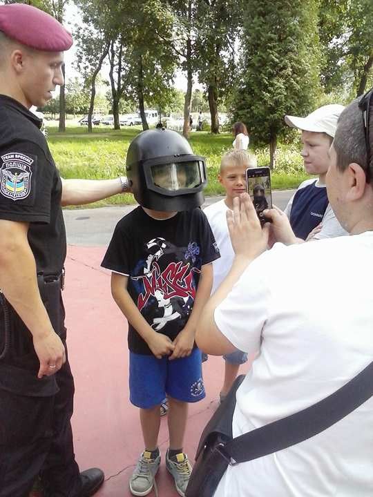 Калушани почули про зброю, якою користуються сьогодні спецслужби, а також отримали змогу приміряти каски та чималої ваги