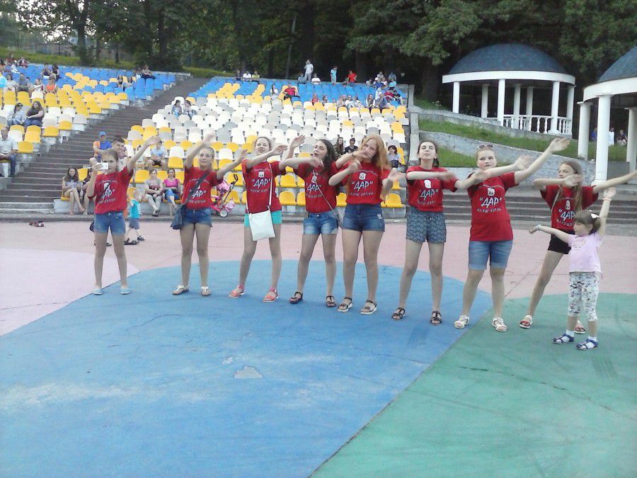 Малі й дорослі охоче пританцьовували під запальну музику | Фото: Христина Струтинська