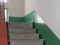 У цьому будинку ремонтні роботи під'їздів розпочали у травні поточного року. 