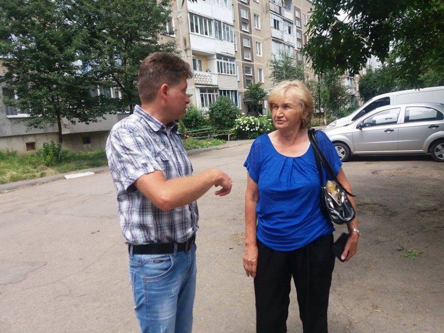 Сергій Куц спілкується із виборцями  | Фото: "Вікна" 