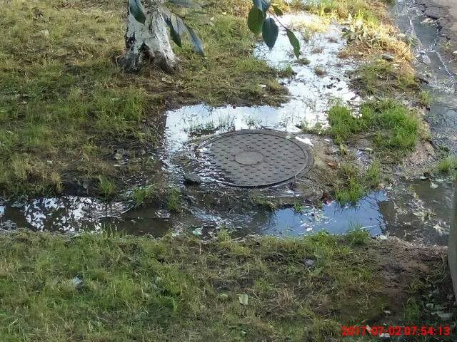 Вже вкотре впродовж декількох днів тече фекальна каналізація | Фото: Олександр Коваль