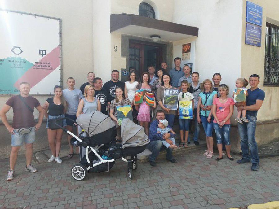 Експозиція у Калуші триватиме до 12 липня. До цього часу всі охочі зможуть її побачити та придбати картини | Фото: Творч