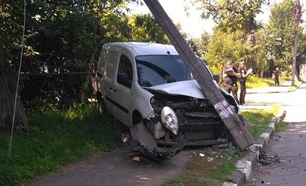 За попередньою інформацією, у автомобіля стрілило колесо