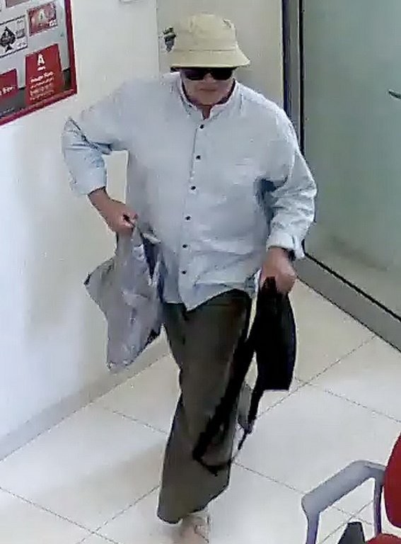 Грабіжник приховував своє обличчя за допомогою капелюха і окулярів | Фото: Zaxid.net