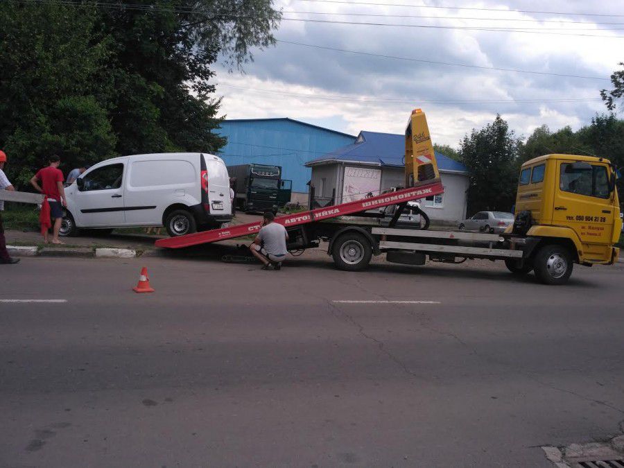 Автівку забрали на евакуаторі | Фото: Володимир Кіндюх