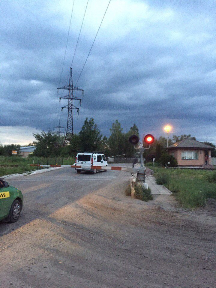  Рух через переїзд забороняється, якщо шлагбаум опущений або почав опускатися | Фото: Калуський Формат