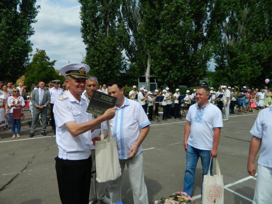 Делегація з Калуша від імені міського голови Ігоря Матвійчука привітали військову частину  | Фото: Кalushcity.if.ua