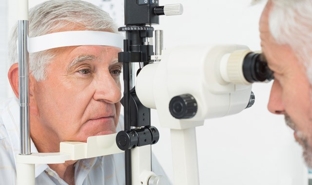 Ілюстрація. Операція на оці допоможе повернути зір чоловікові