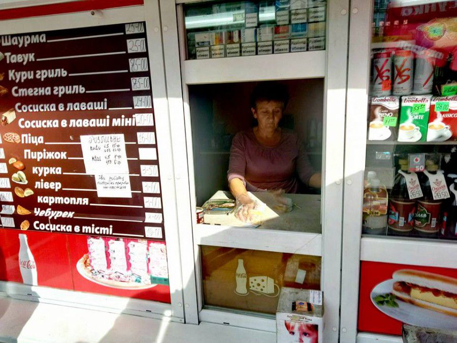 На зупинці "Влад і ко" є точка, де наливають алкоголь невідомого походження