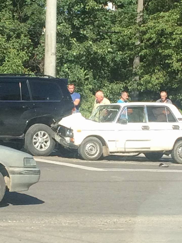 В результаті ДТП пасажир ВАЗу протаранила головою лобове скло | Фото: AutoLife IF/Facebook