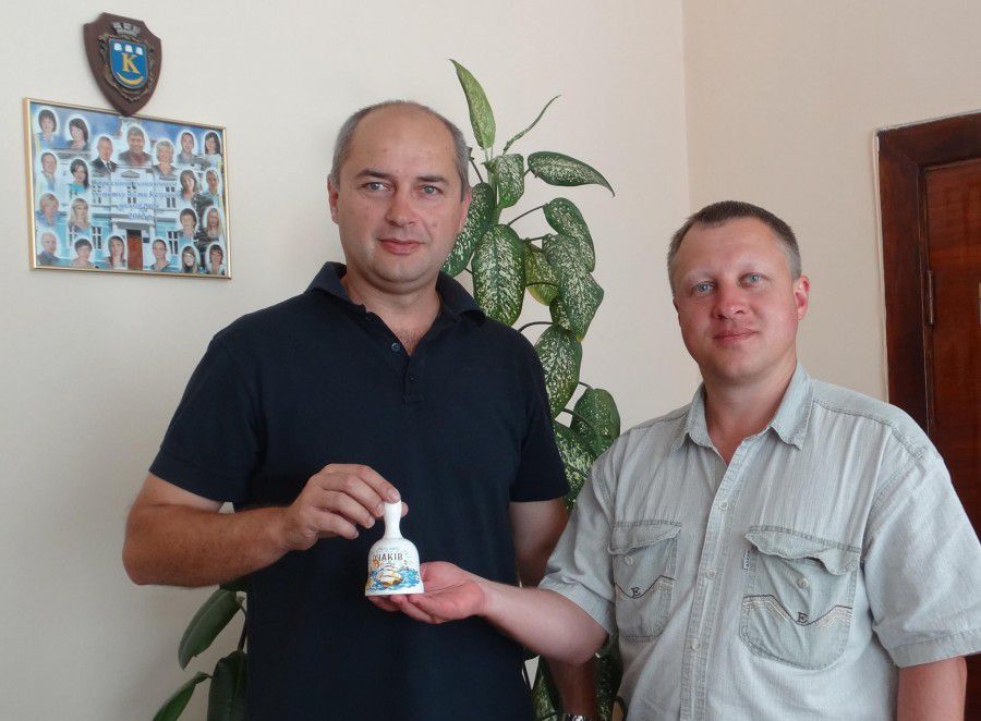 У майбутній музей дзвонів передали сувенірний керамічний дзвін із написом &laquo;Очаків&raquo;