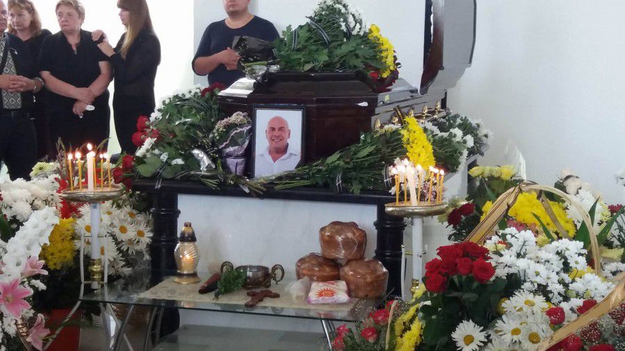 В "Будинку скорботи" триває панахида за померлим, після чого похоронна процесія відправиться на міське кладови