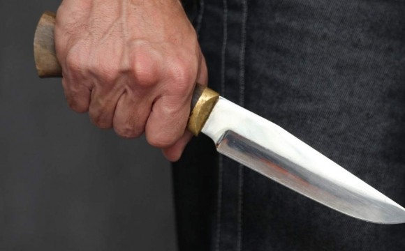 Ілюстрація. Захмелілий співмешканець схопив до рук ножа, підійшов до вікна та наніс чоловікові один удар в ділянку живот