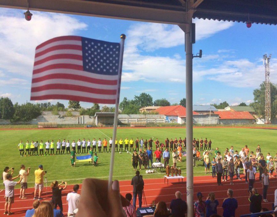 Перед початком товариського матчу для футболістів пролунав гімн США та України | Фото: Марія Прибильська