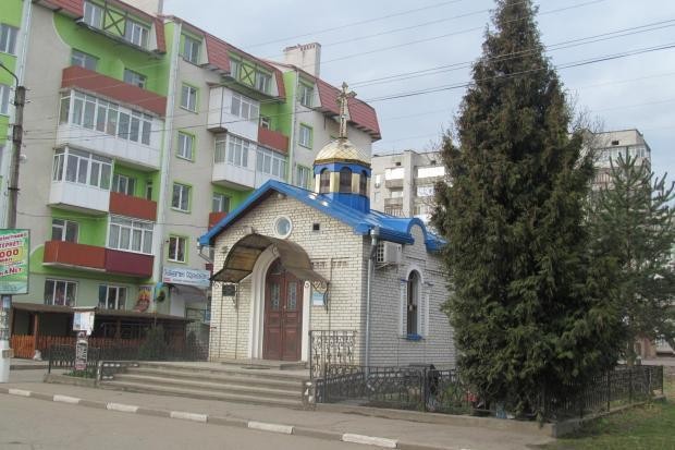 отець Ігор Пришляк, який веде Богослужіння у каплиці святої Анни, пропонує перенести криничку ближче до каплиці