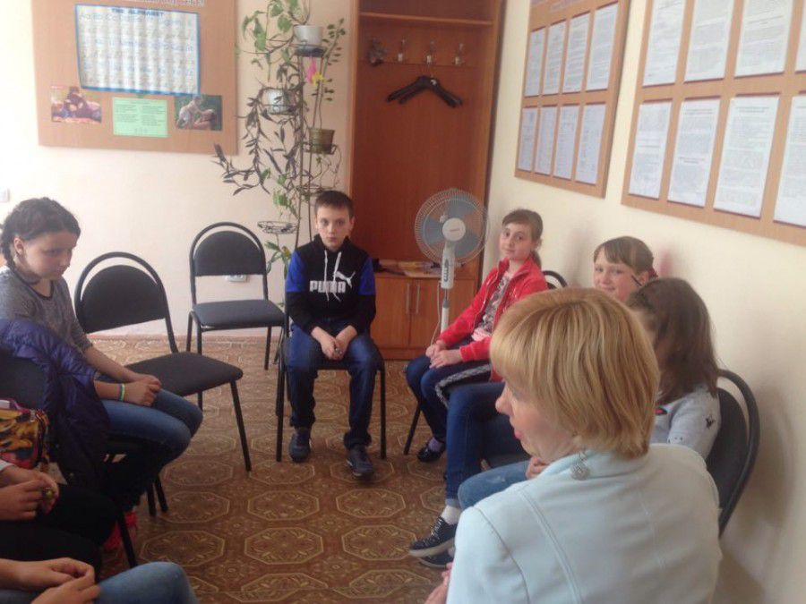 Учасники працюють, виконують домашнє завдання та чекають наступного заняття