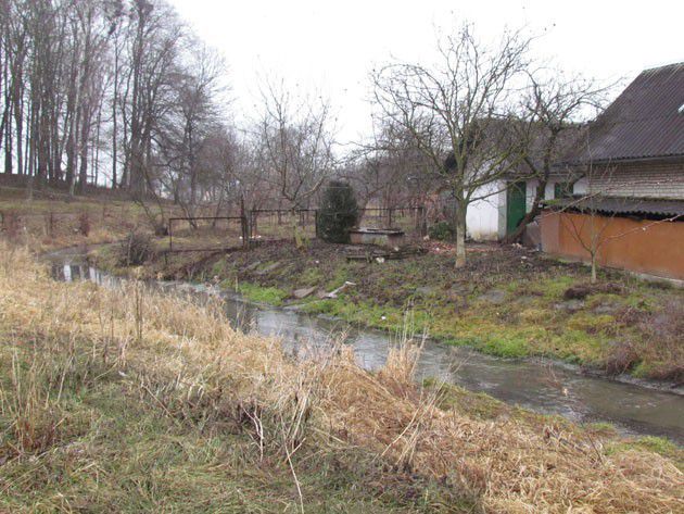 Років з 10 тому комунальники повністю перекрили витік води із Чечви в Млинівку
