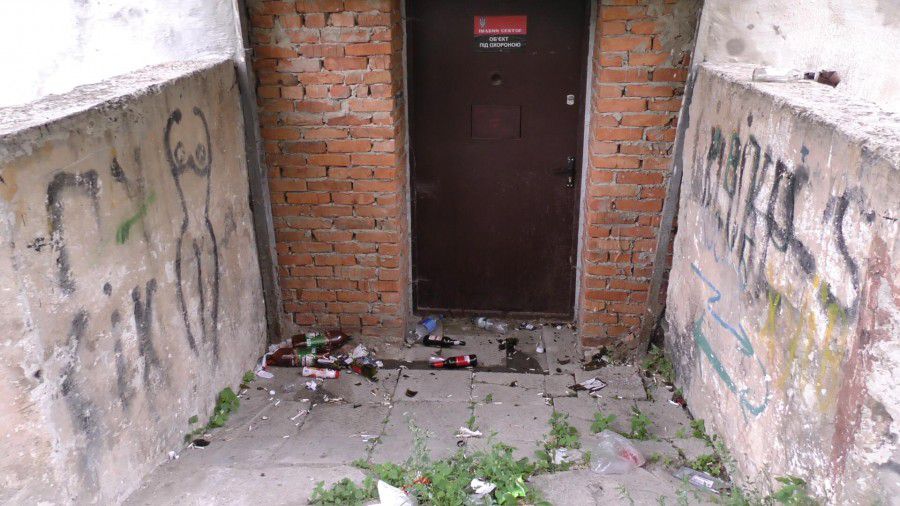 Биті пляшки та різне сміття - біля приміщення, де колись утримували ув'язнених  | Фото: скрін з відео 