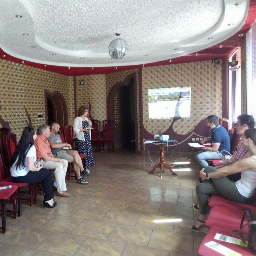 На зустрічі йшлося про сортування пластикових пляшок та окремо кришечок-закруток та збирання макулатури в загальноосвітн