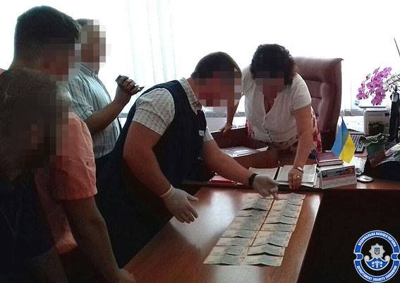 Керівник вимагав і одержав від підприємця 10 тисяч гривень неправомірної вигоди за укладання договору оренди, кажуть пра