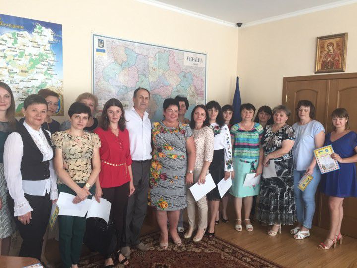 Голова Калуської райдержадміністрації Наталія Бабій та голова Калуської районної ради Митхайло Срібняк привітали бухгалт