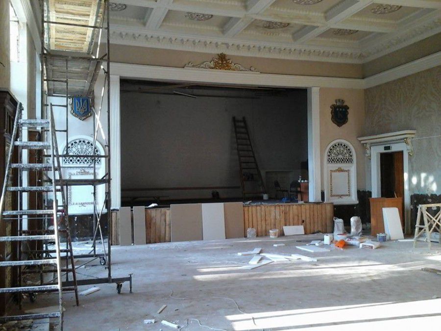 Для оновлення зали замовили нові крісла вартістю близько 200 тис. гривень, вікна &mdash; на 86 тис. гривень | Фото: Вікт