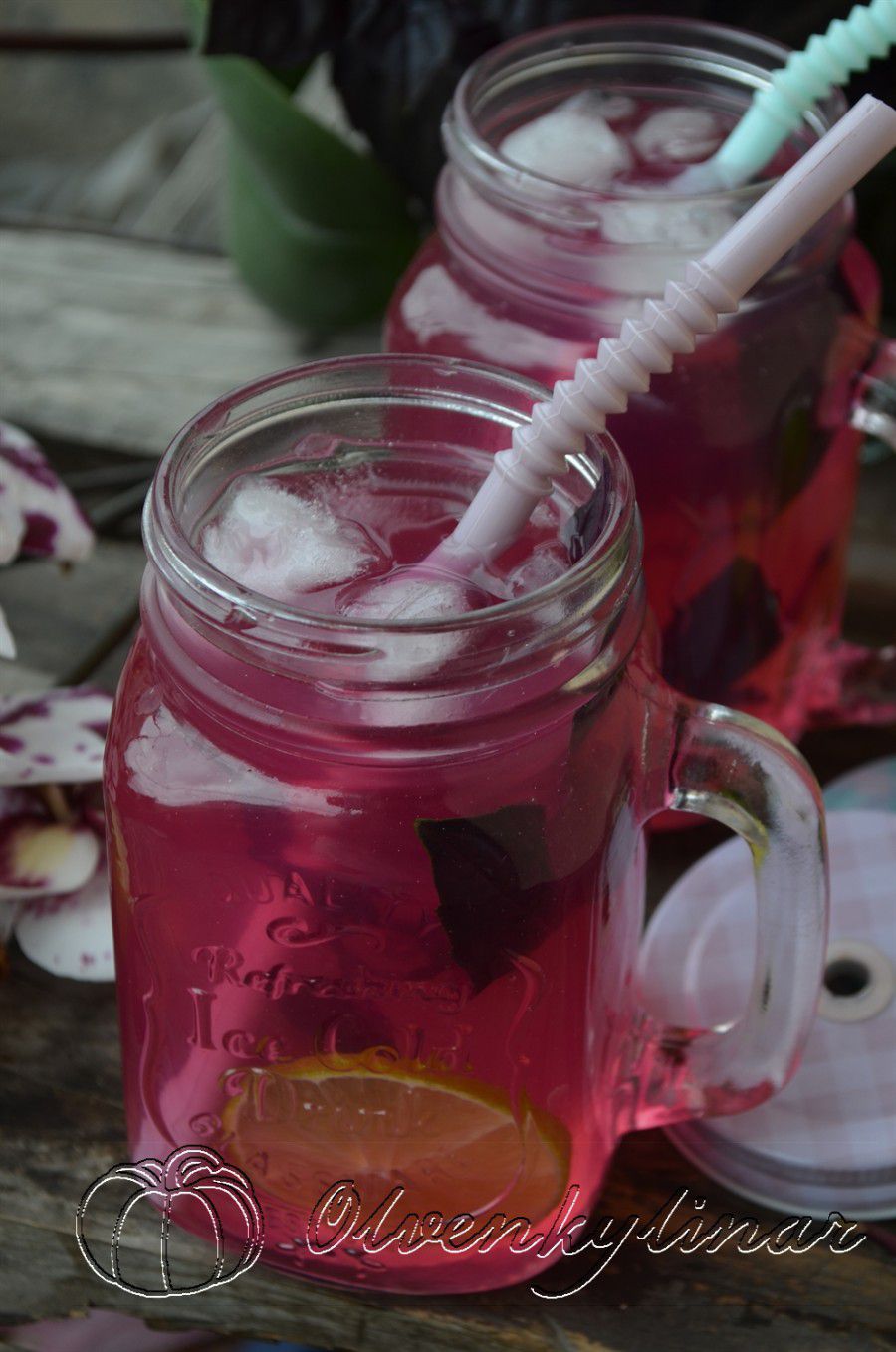 Лимонад має пряний, цікавий та освіжаючий смак. До того ж він дуже корисний, адже базилік має море лікувальних властивос