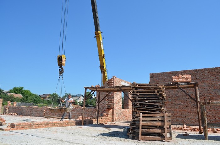 15 людей з ранку до вечора спочатку укріплювали фундамент. Бо він був у занедбаному стані