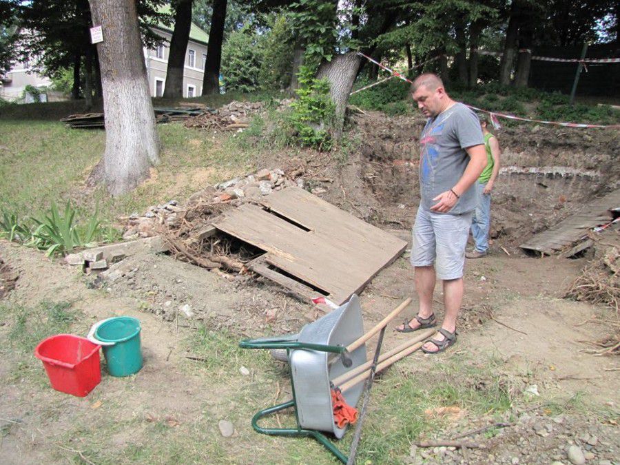 Розкопки на місці замкової криниці продовжуються