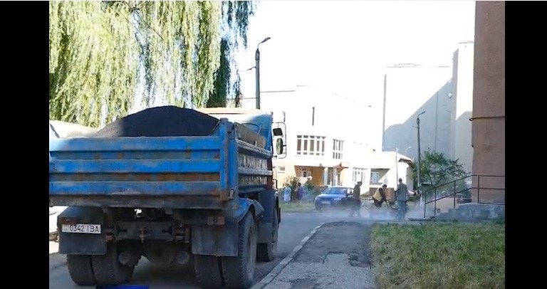 Інцидент трапився на майдані Шептицького, коли комунальники асфальтували міжквартальний проїзд | Фото: Скрін з відео КМТ