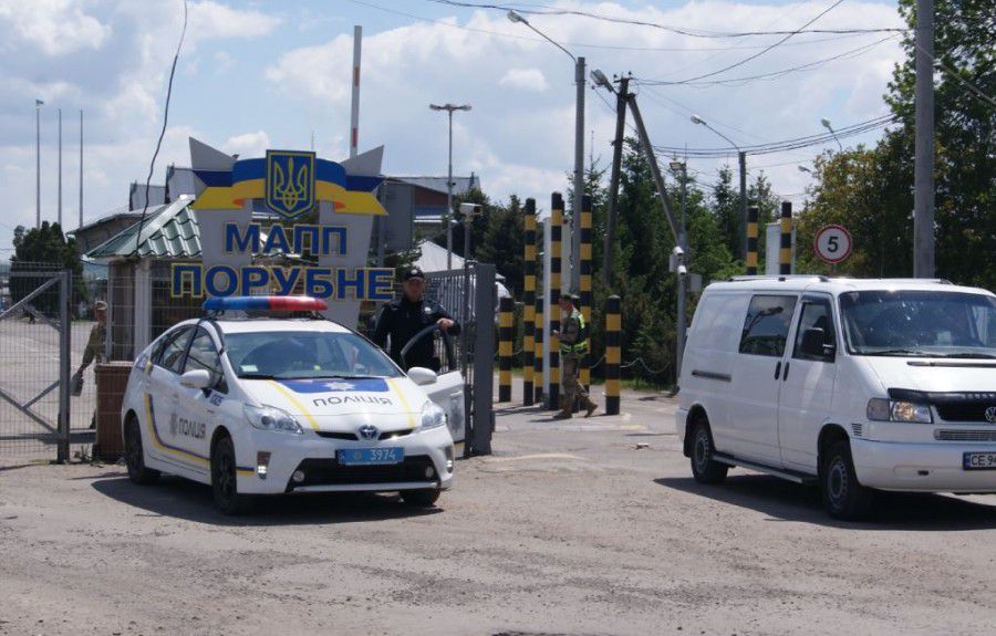 Під час паспортного контролю у прикордонного наряду виникли сумніви щодо дійсності нотаріально засвідченої згоди батька 