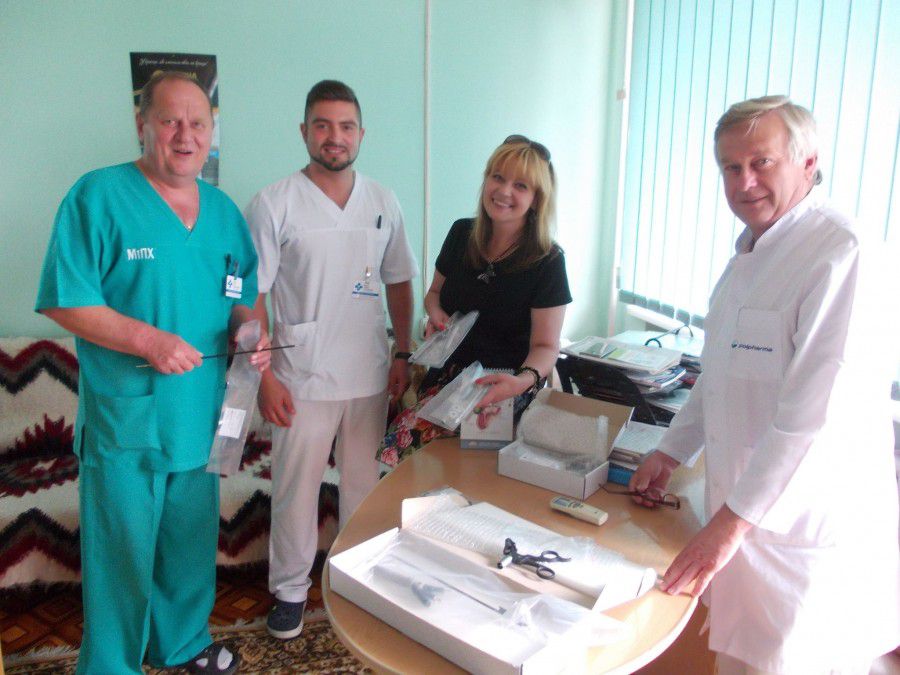 Завідувач відділення малоінвазивної хірургії Євген Процюк та хірург відділення Павло Долик отримують нове приладдя