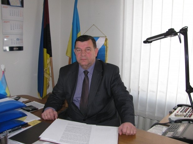 Василь Дзундза був головою колгоспу, очолював РДА та районну раду, був депутатом Івано-Франківської обласної ради