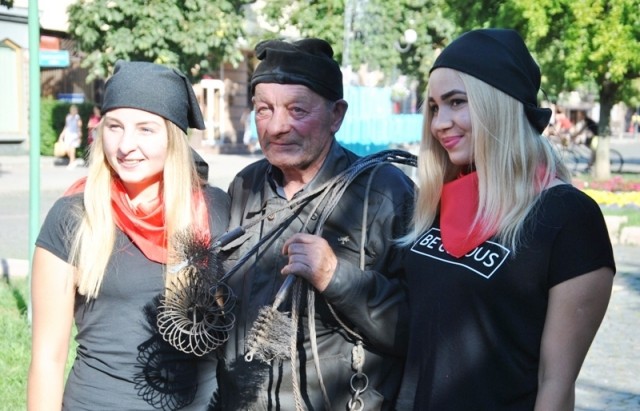 Берті Бачія привітали великим шоколадним тортом, а діткам роздали шоколадні ґудзики