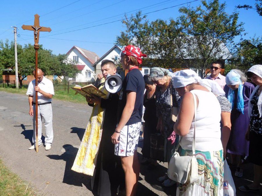 Біля кожного хреста та каплички було прочитано уривки із святого Євангелія, впродовж усього шляху лунала молитва до Небе