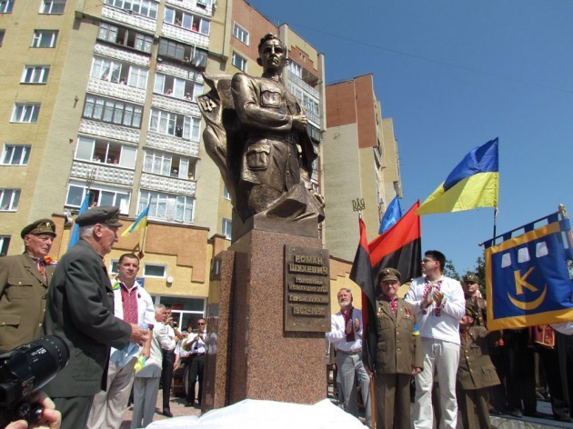 Під час відкриття пам'ятника Роману Шухевичу у Калуші. 30 червня 2012 року | Фото: Архів "Вікон"