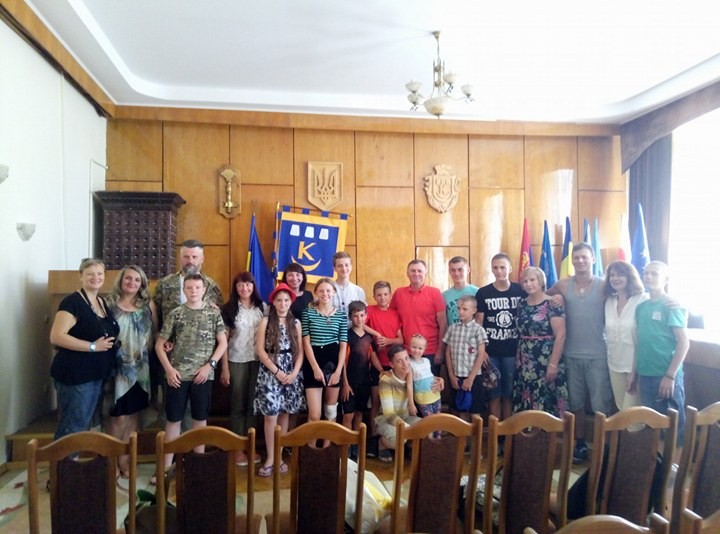 Міський голова гостей із Маріуполя зустрічав із солодощами | Фото: Калуська міська рада
