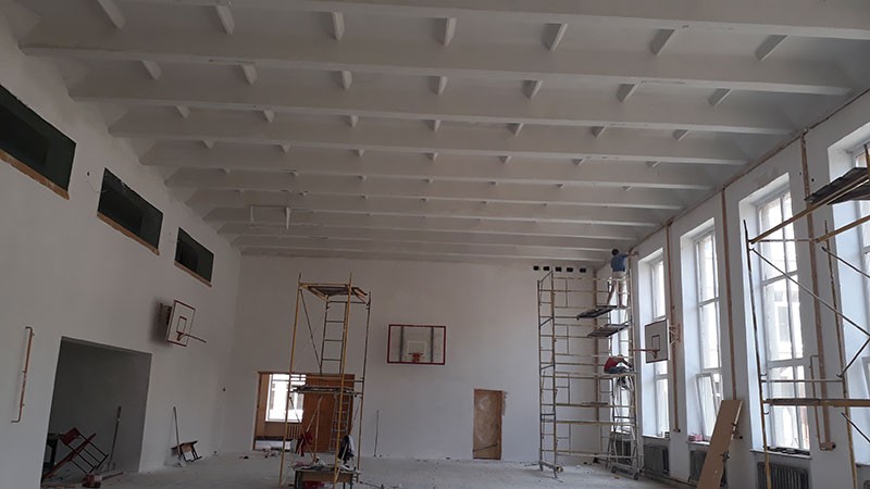 У спеціалізованій ЗОШ №2 завершено роботи з ремонту системи опалення та гардеробних. Триває ремонт спортивної зали