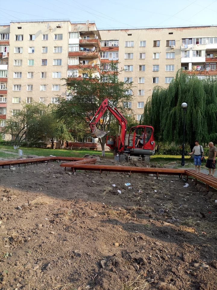 На вулиці Пушкіна демонтують старі і перекособочені плити