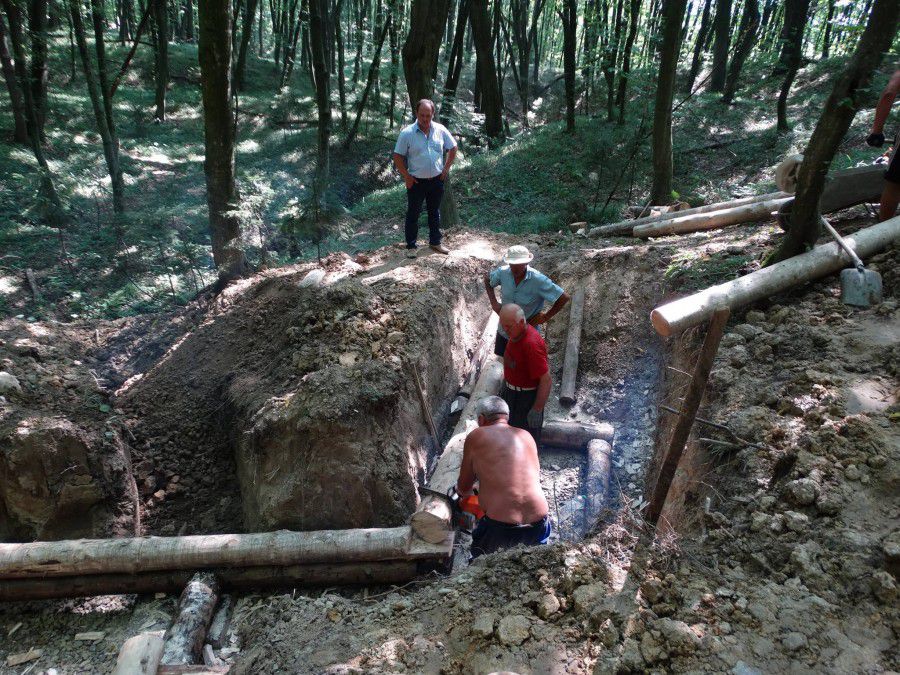 Зараз на місці працюють чоловіки-волонтери &mdash; щодня до 5-6 людей | Фото: Віктор Павлів